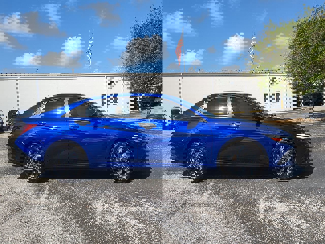 2025 Hyundai Elantra SEL Sport photo 3