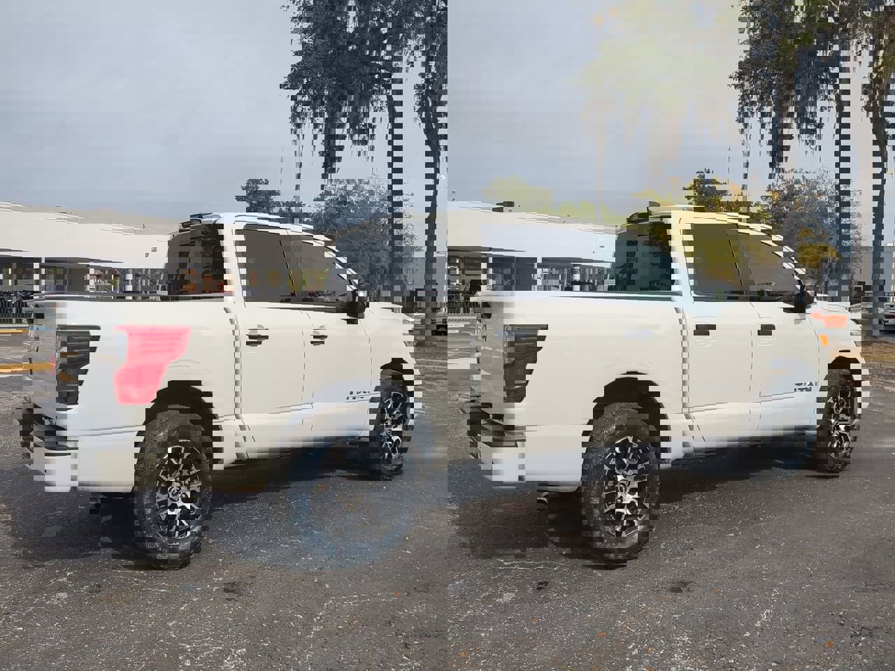 2023 Nissan Titan SV photo 4