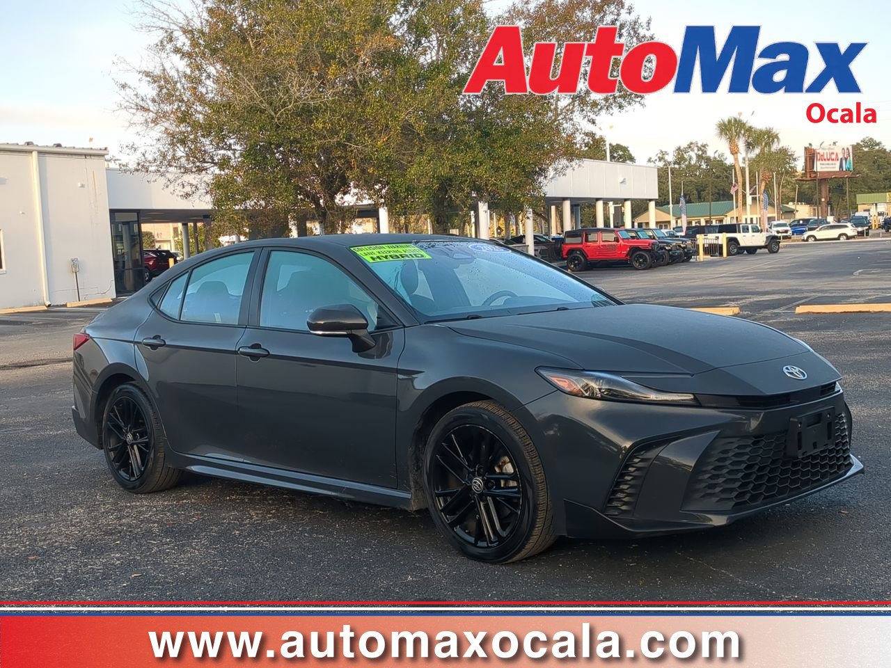 2025 Toyota Camry SE's photo