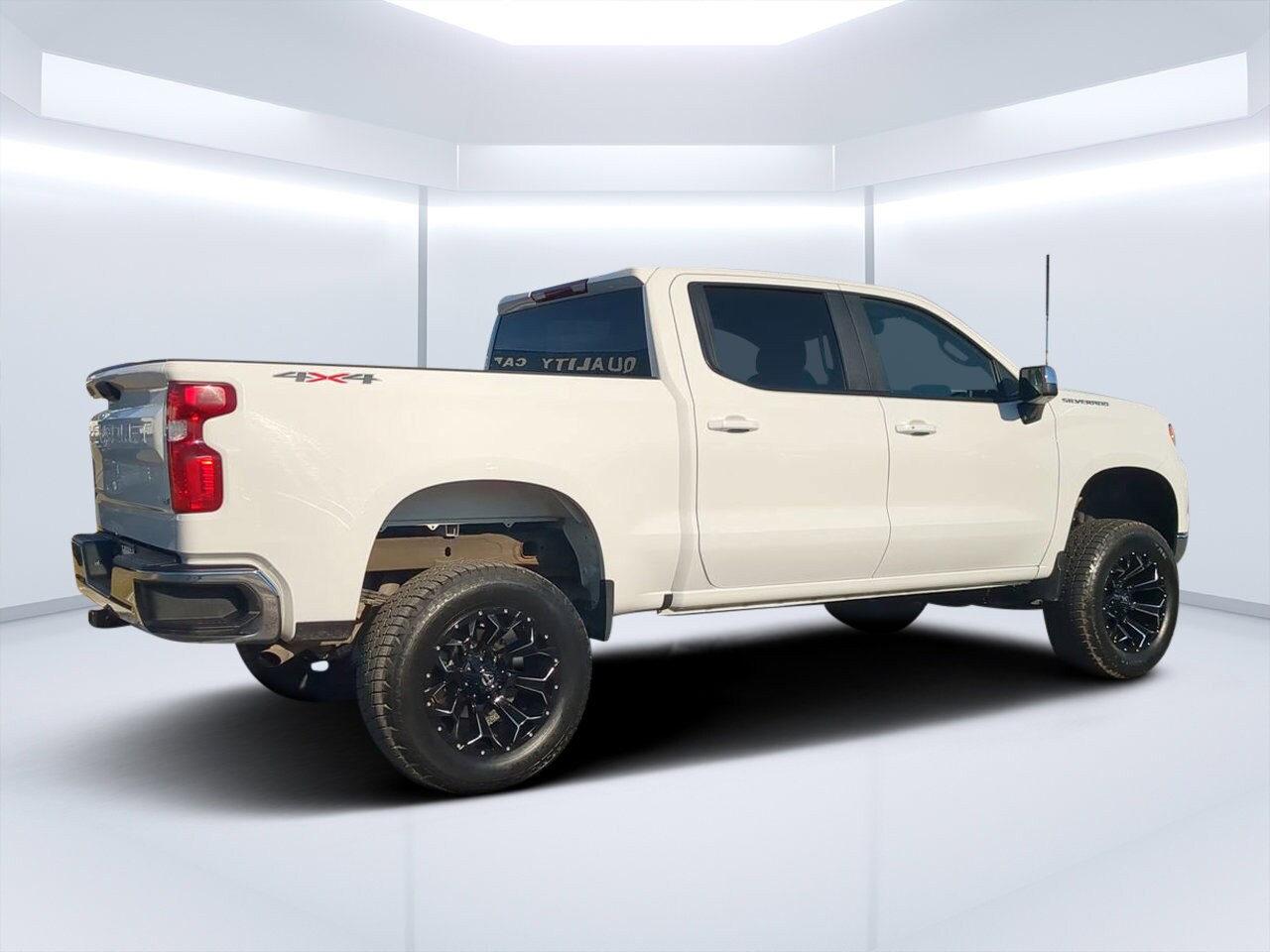 2025 Chevrolet Silverado 1500 LT photo 3