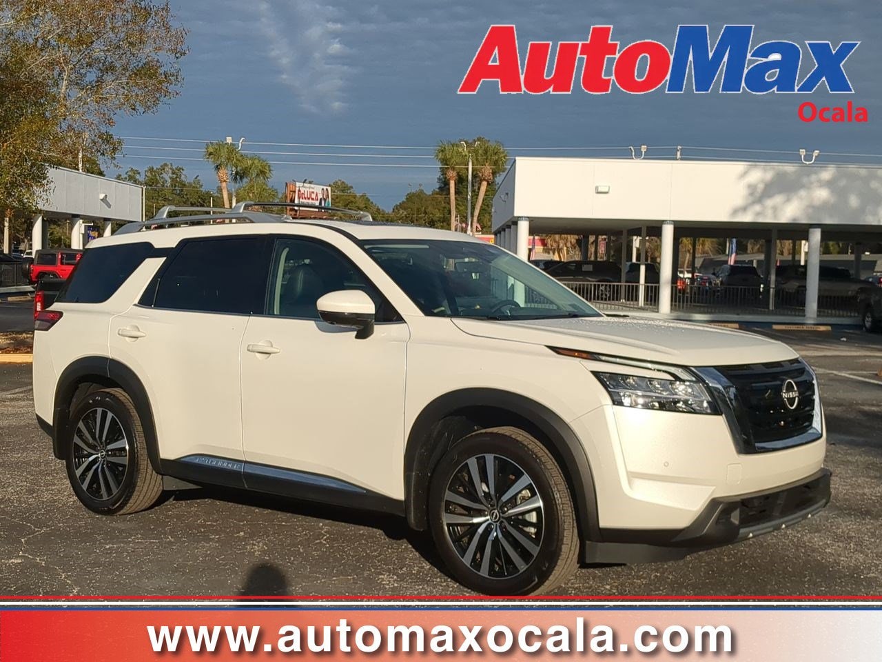 2024 Nissan Pathfinder Platinum's photo