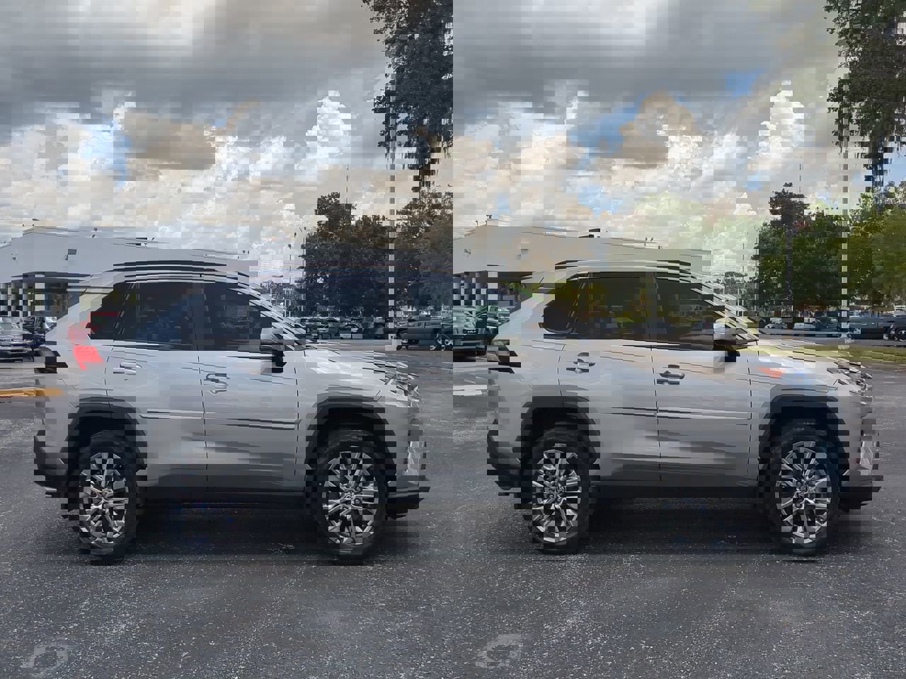 2021 Toyota RAV4 XLE Premium photo 3