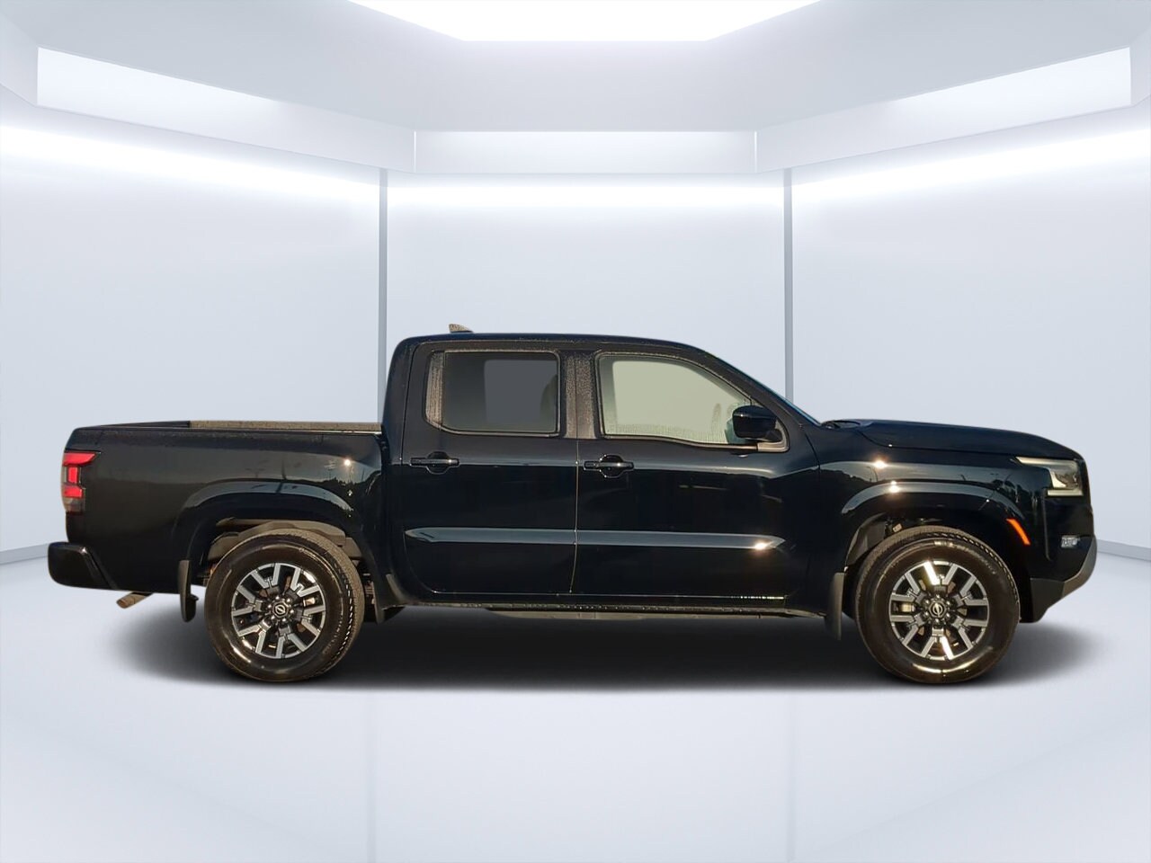 2024 Nissan Frontier SL photo 2