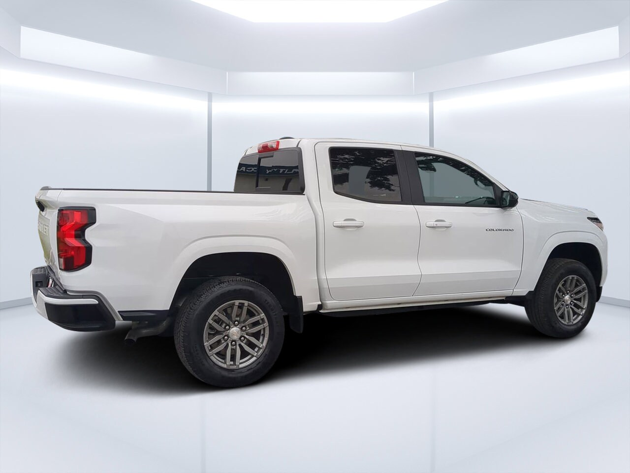 2024 Chevrolet Colorado LT photo 3