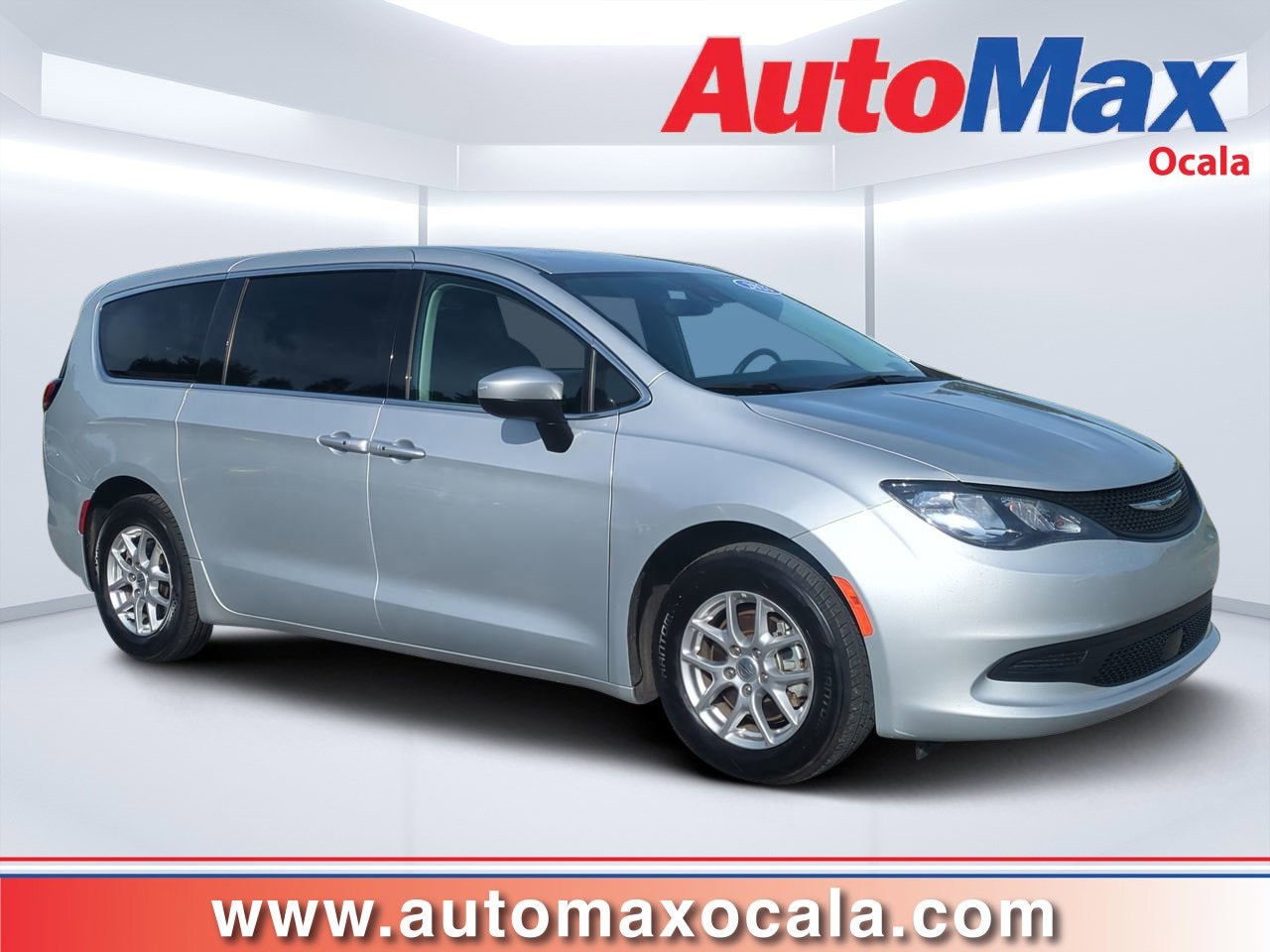 2023 Chrysler Voyager LX's photo
