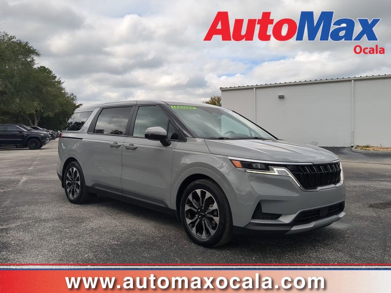 2024 Kia Carnival EX's photo