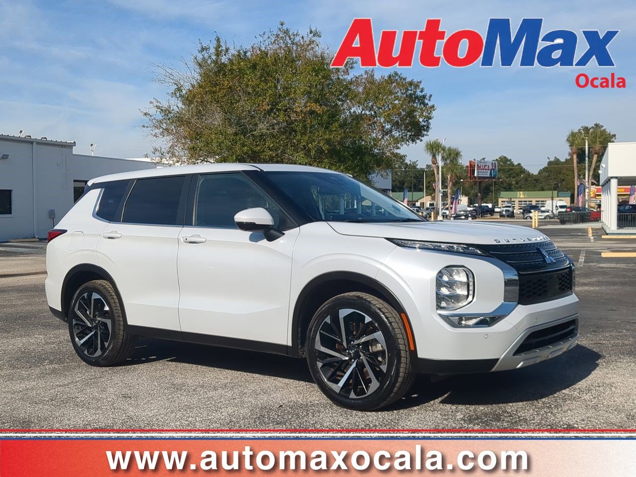 2023 Mitsubishi Outlander SE's photo