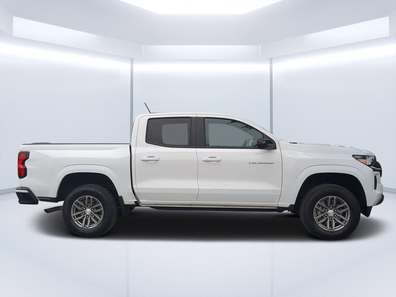 2024 Chevrolet Colorado LT photo 2