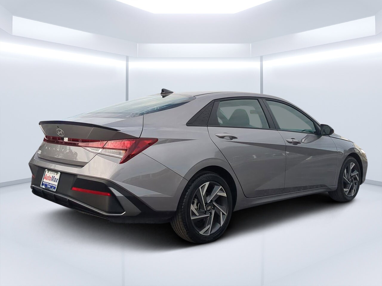 2025 Hyundai Elantra SEL Sport photo 3