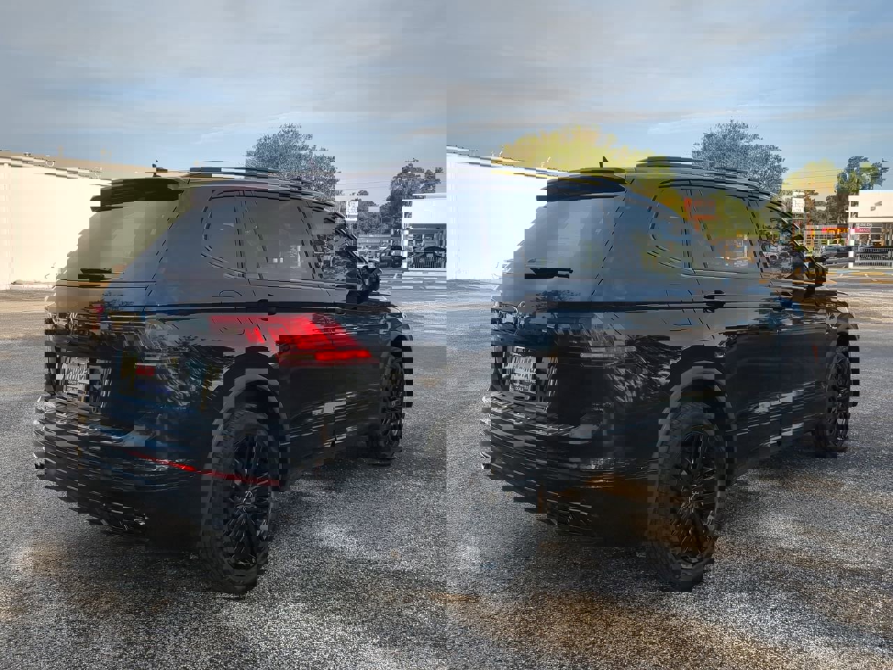 2022 Volkswagen Tiguan SE R-Line Black photo 2