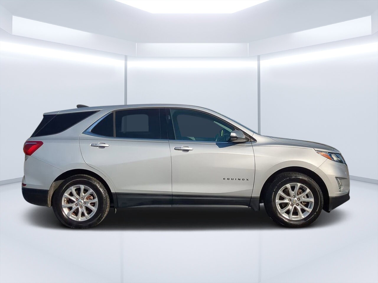 2018 Chevrolet Equinox LT photo 2
