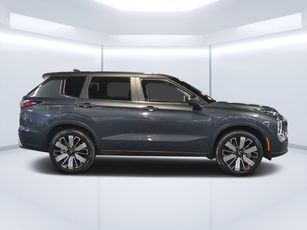 Used 2025 Mitsubishi Outlander SE SUV