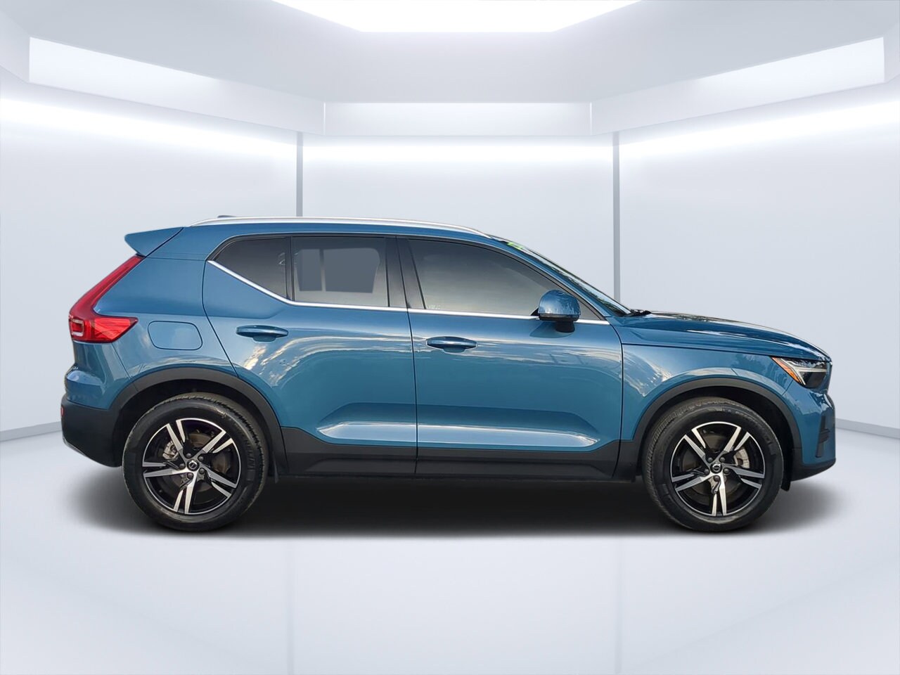 2024 Volvo XC40 Core photo 2