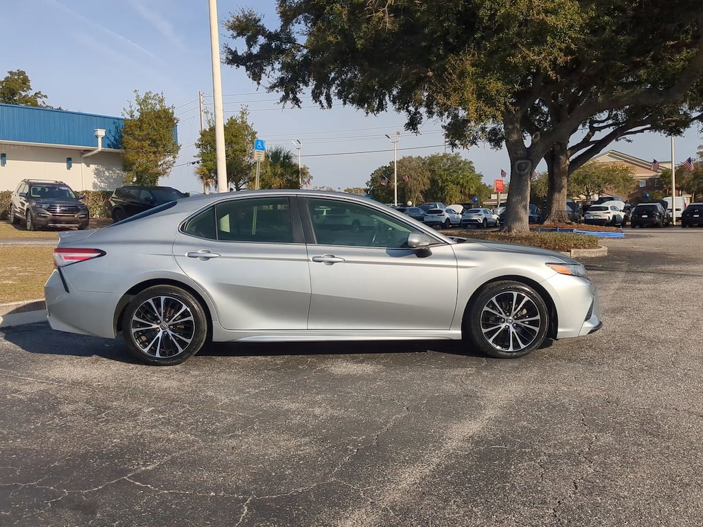 Used 2020 Toyota Camry SE Sedan