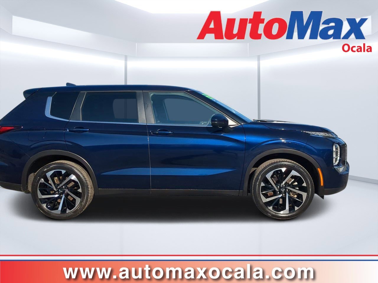 2023 Mitsubishi Outlander SE's photo