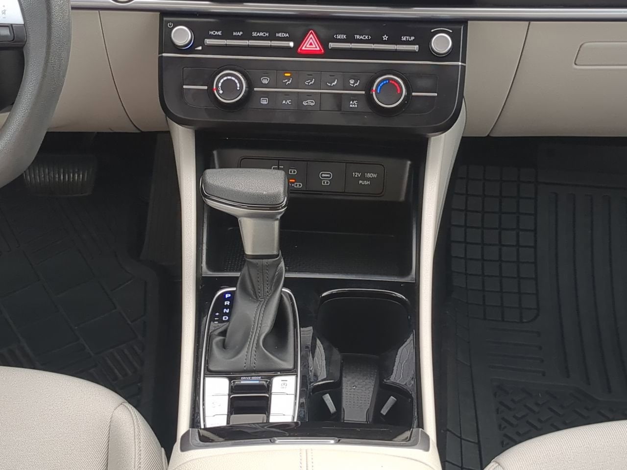 2025 Hyundai Tucson SE - Photo 18