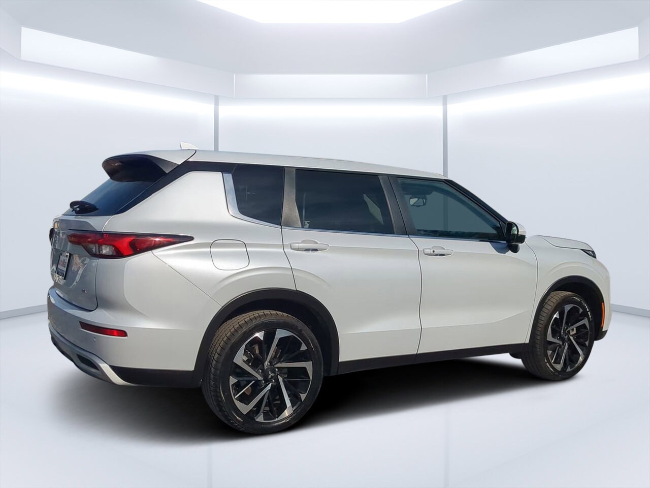 2023 Mitsubishi Outlander SE photo 2