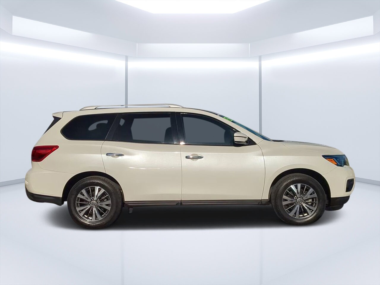 2019 Nissan Pathfinder SV photo 2