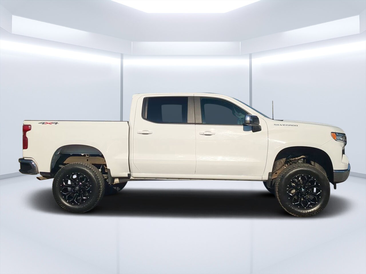 2025 Chevrolet Silverado 1500 LT photo 2