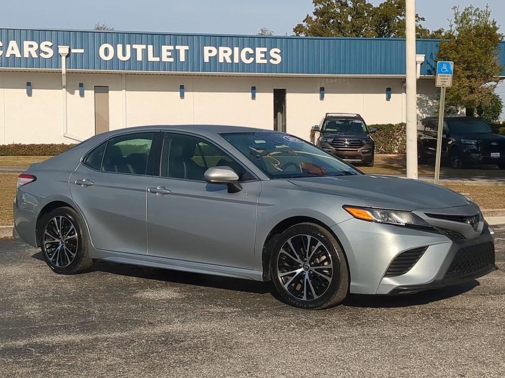 Used 2020 Toyota Camry SE Sedan