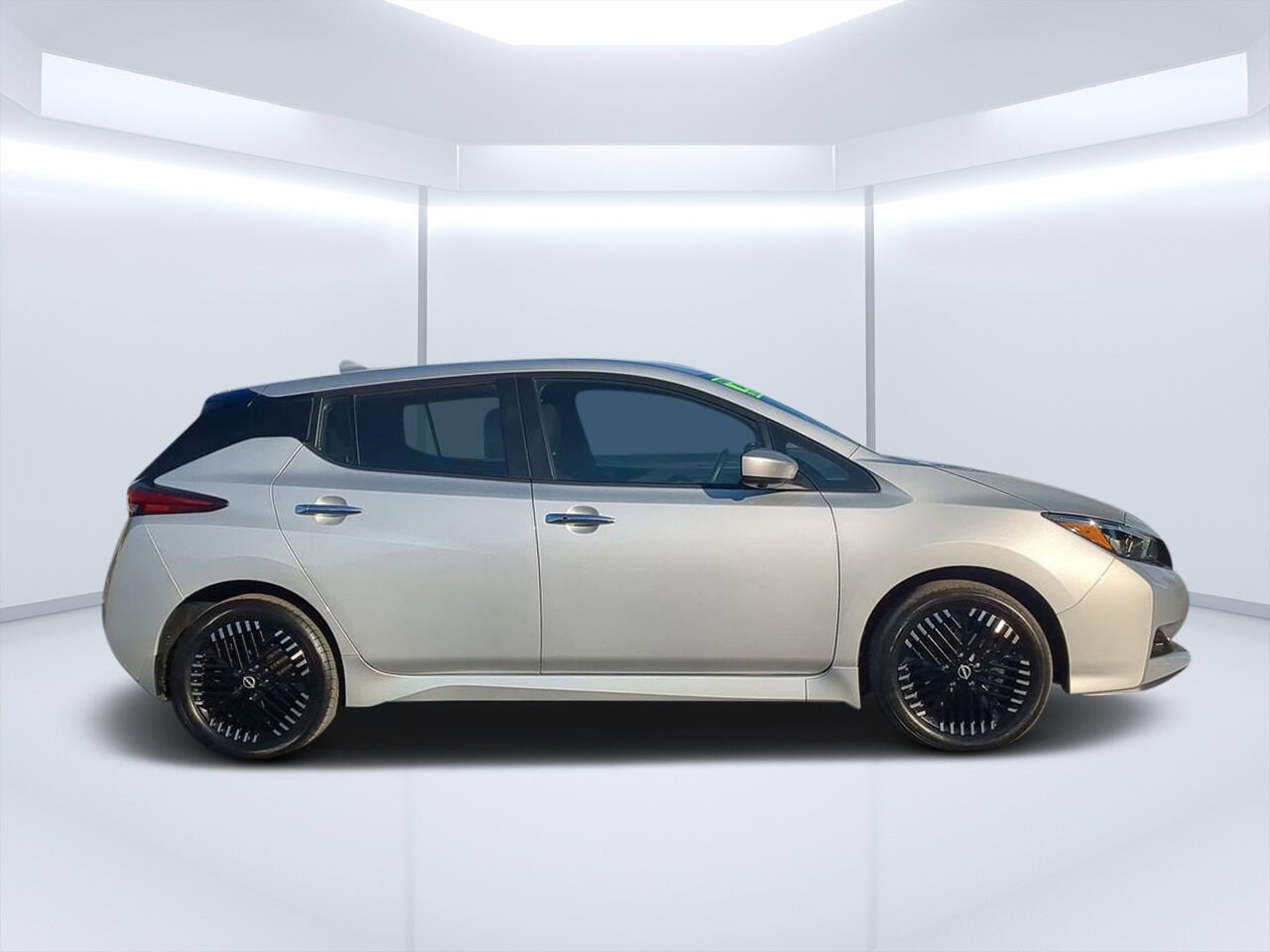2023 Nissan Leaf SV Plus photo 2