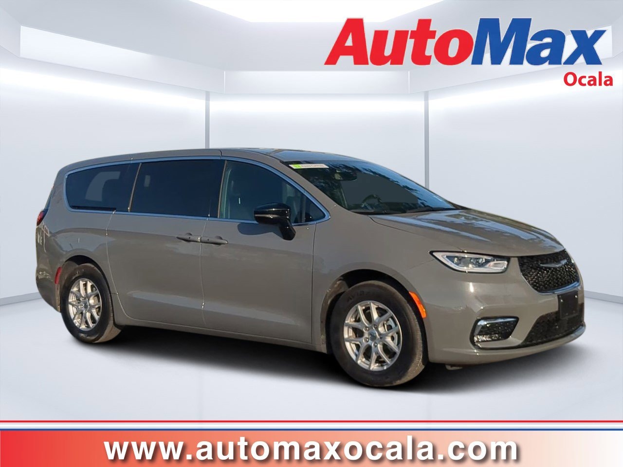 2025 Chrysler Pacifica Select's photo