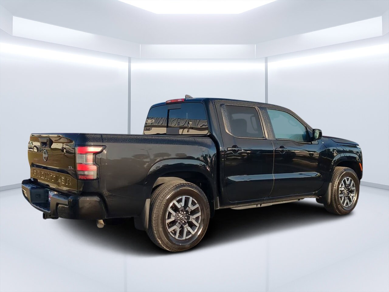 2024 Nissan Frontier SL photo 3