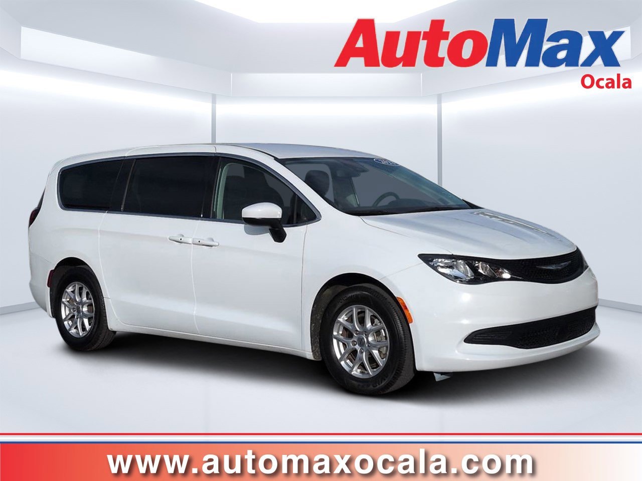 2023 Chrysler Voyager LX's photo