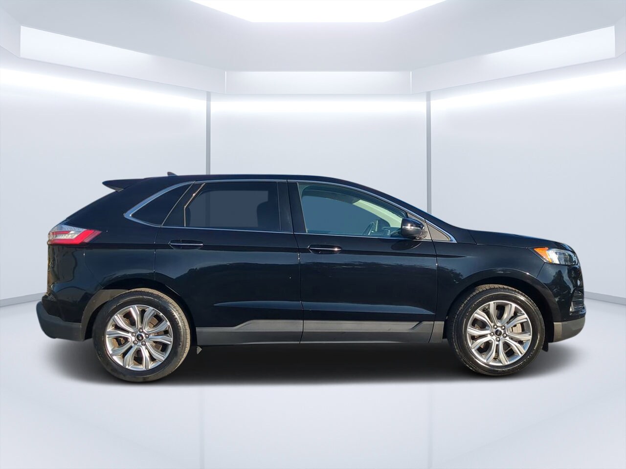 2024 Ford Edge Titanium photo 2