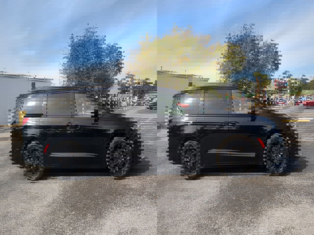 2025 Chrysler Pacifica Limited photo 3