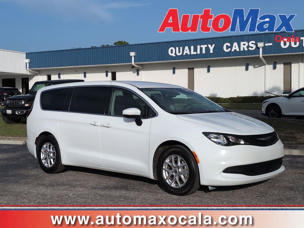 2023 Chrysler Voyager LX's photo