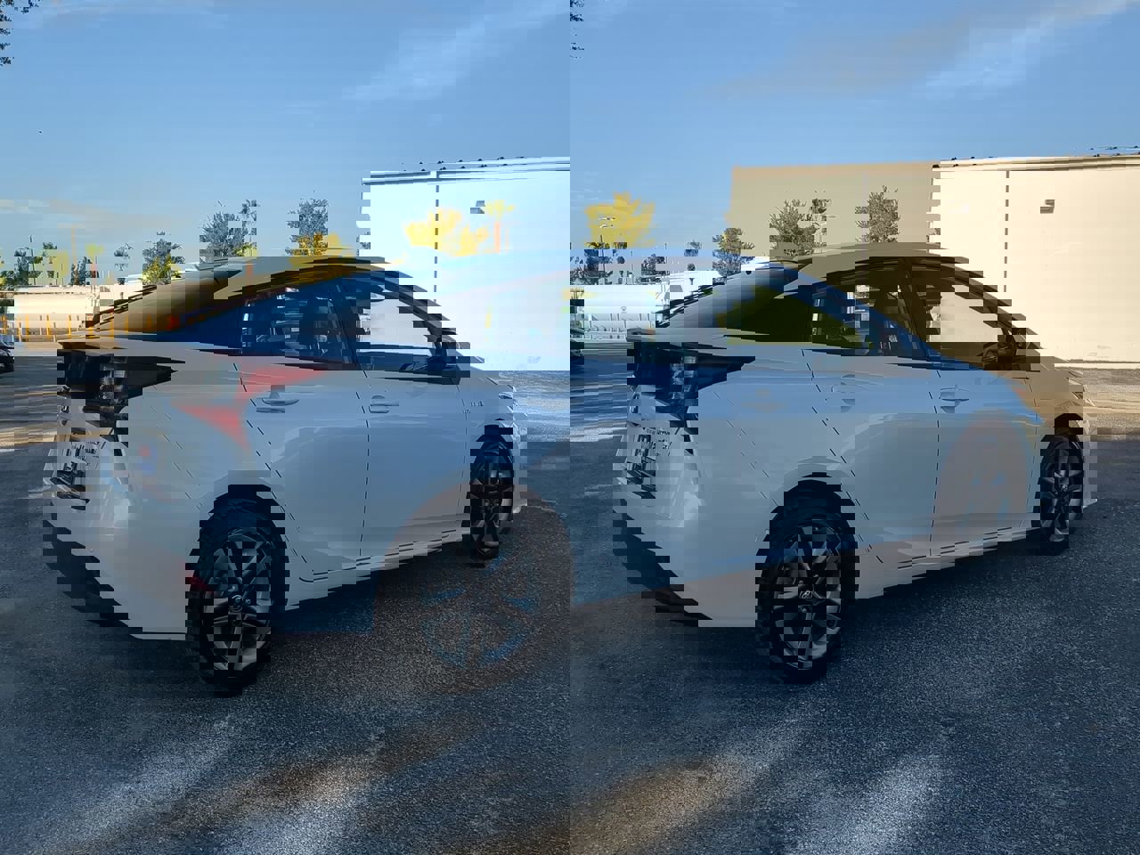 2021 Toyota Prius XLE photo 4