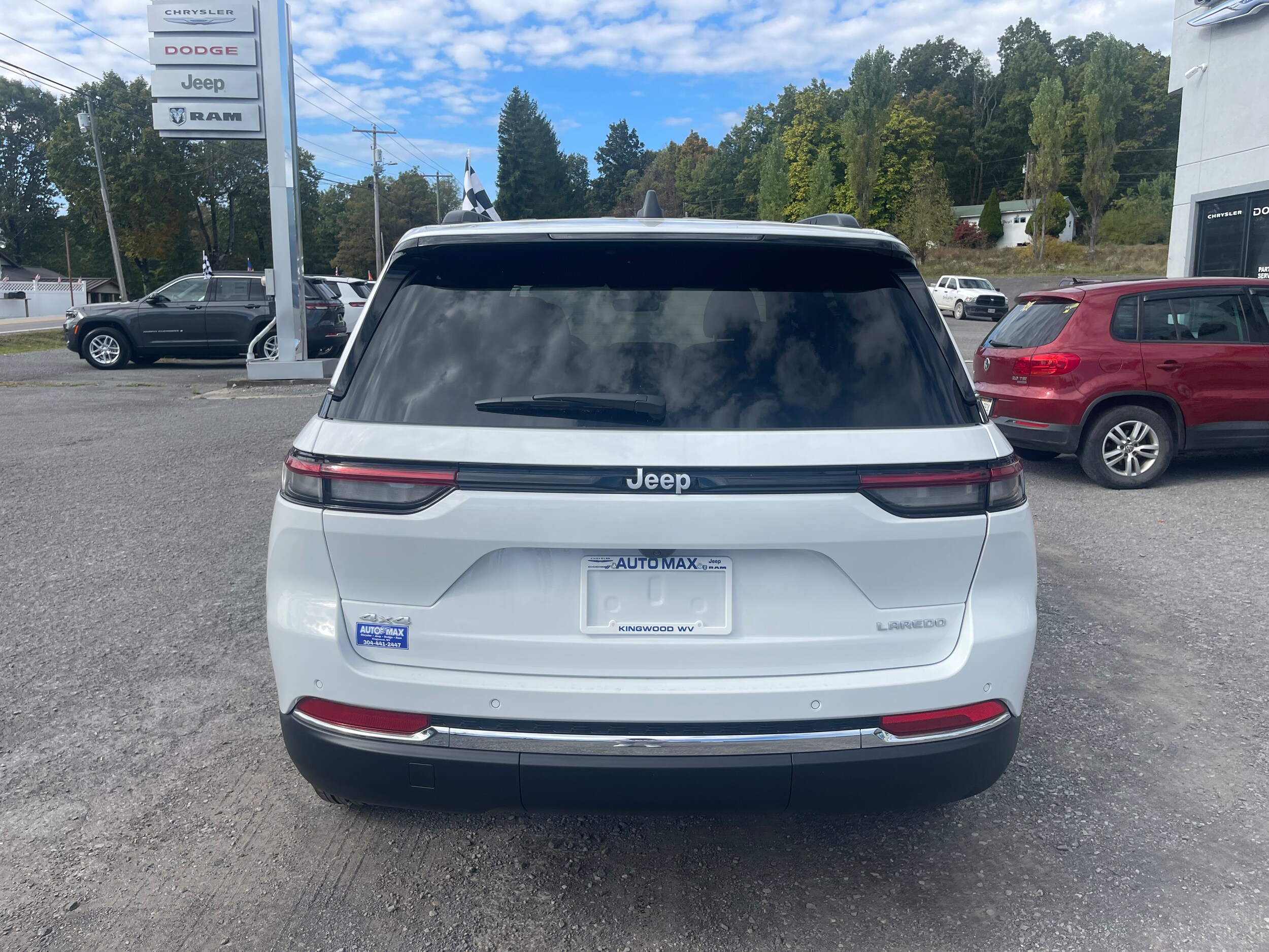 2025 Jeep Grand Cherokee Laredo photo 2