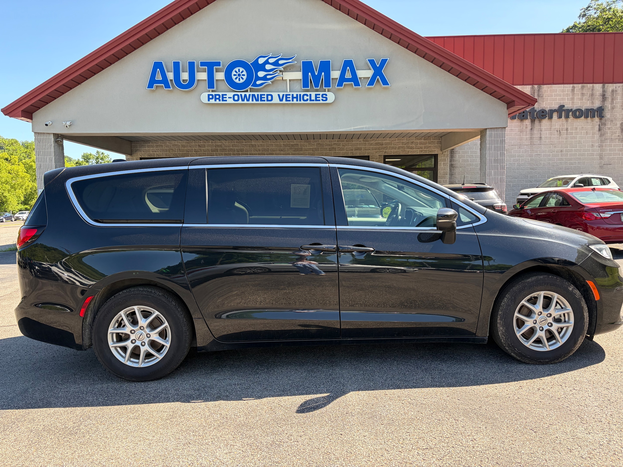 2023 Chrysler Pacifica Touring L's photo