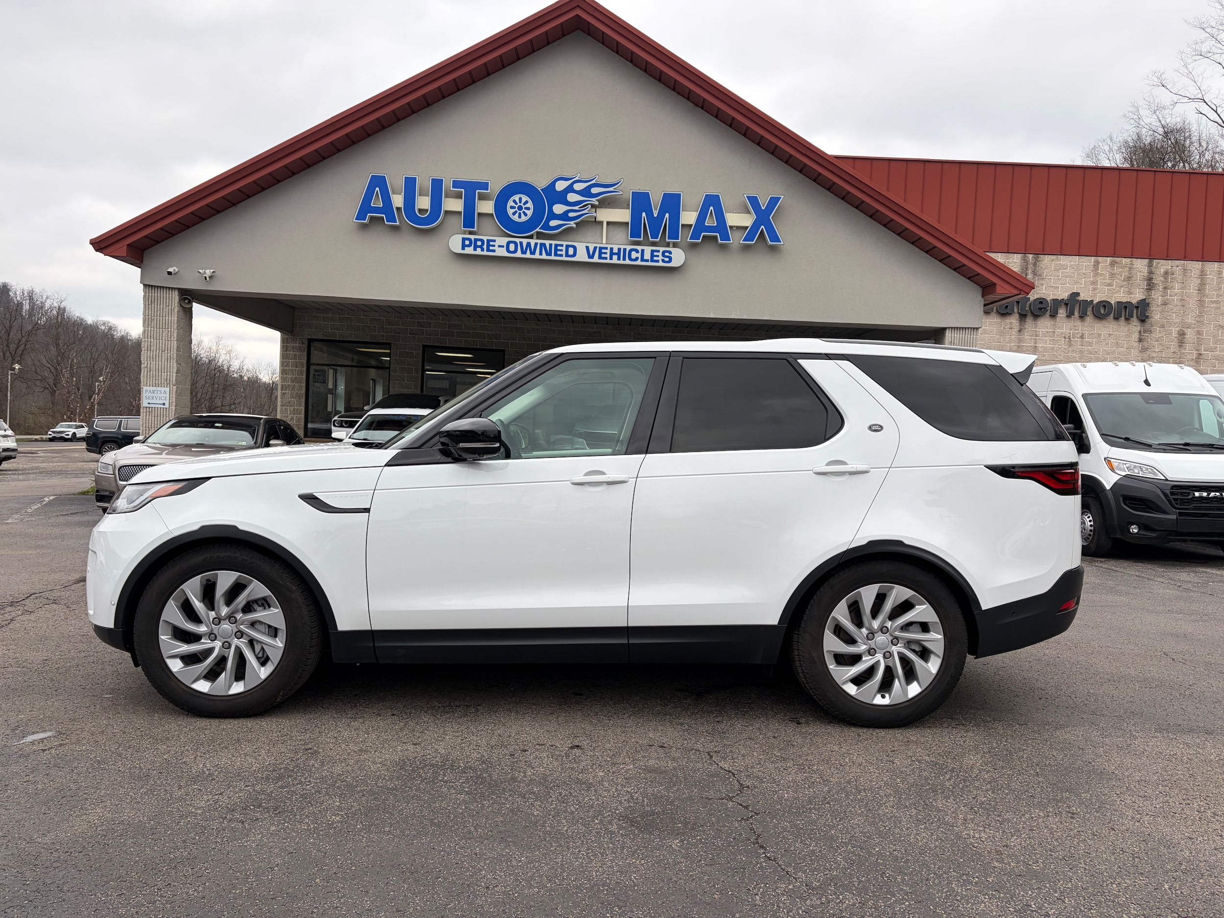 2025 Land Rover Discovery P300 S's photo