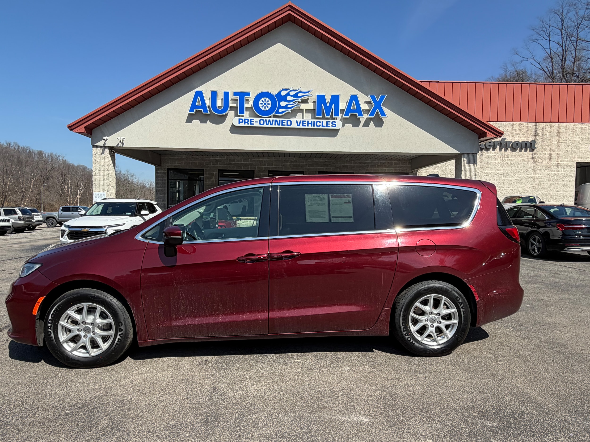 2023 Chrysler Pacifica Touring L's photo