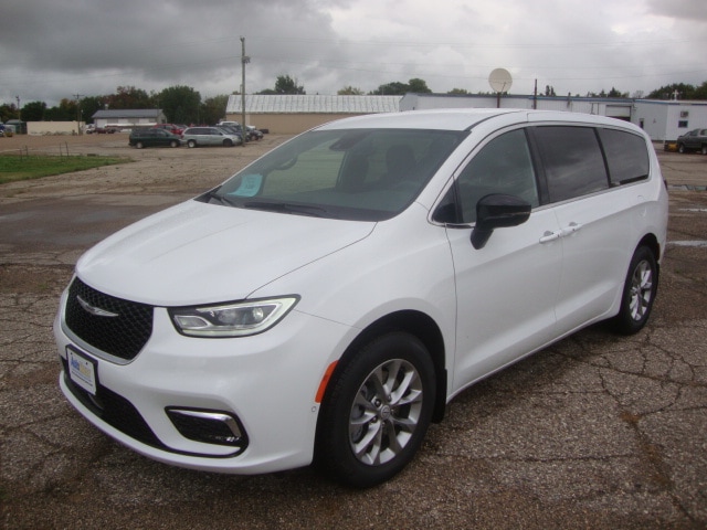 2026 Chrysler Pacifica Select's photo