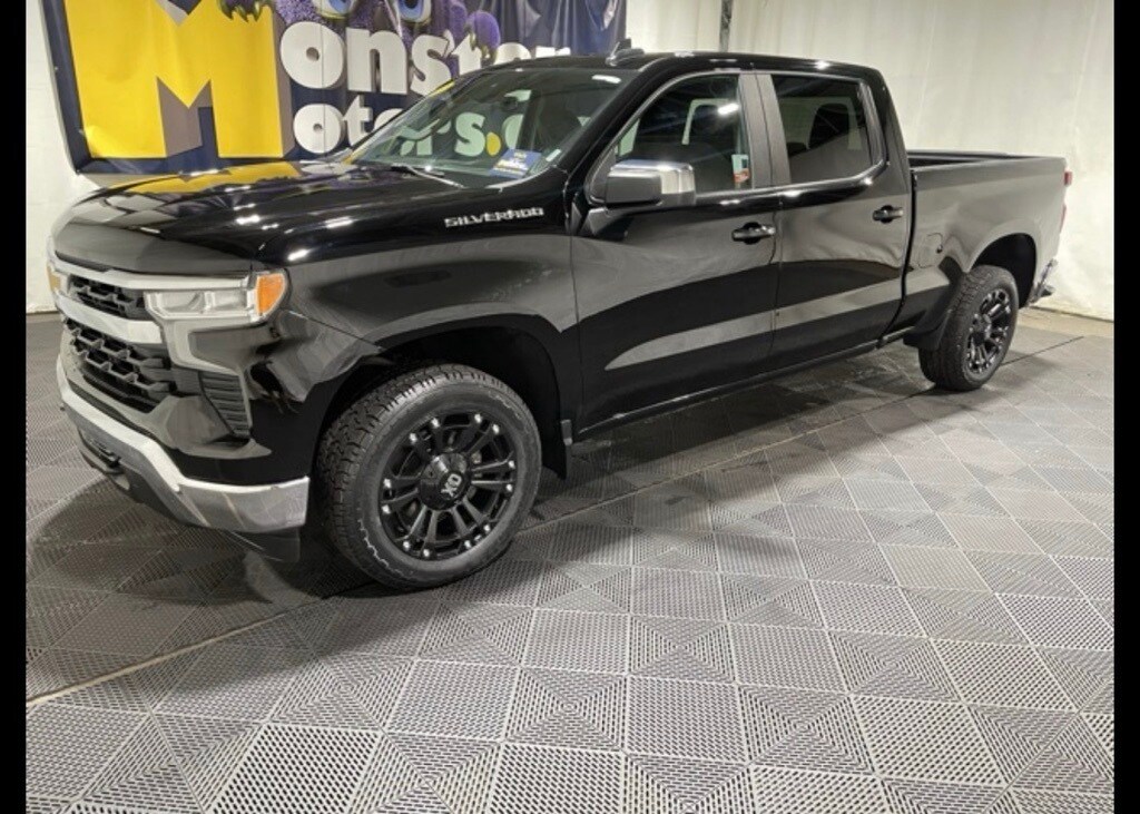 2023 Chevrolet Silverado 1500 LT photo 2