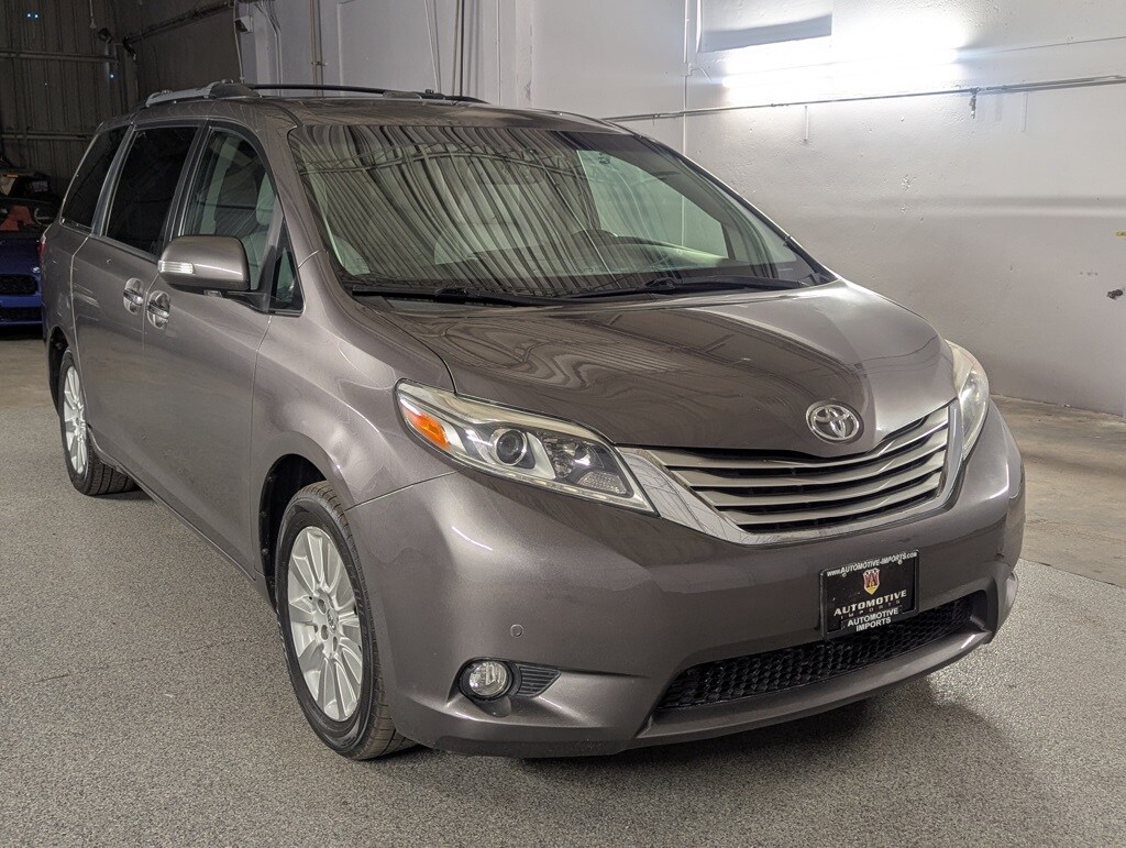 2015 Toyota Sienna Limited Premium photo 2