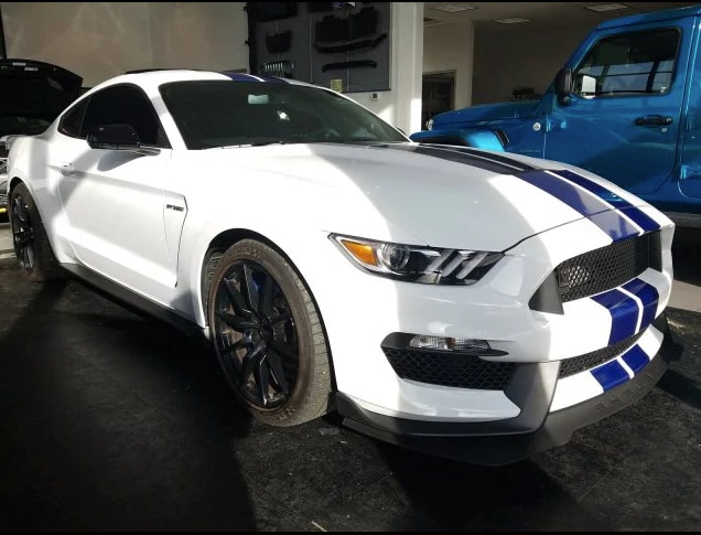 This GT350 wears Oxford White paint and features Le Mans Blue stripes.