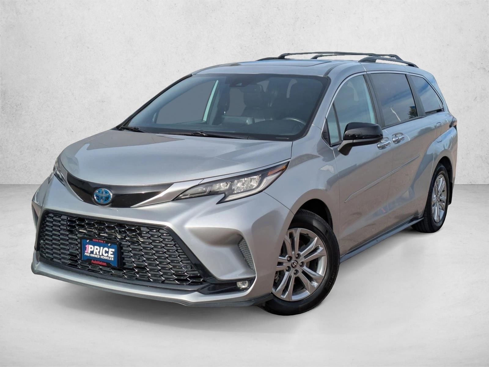 2022 Toyota Sienna XSE's photo