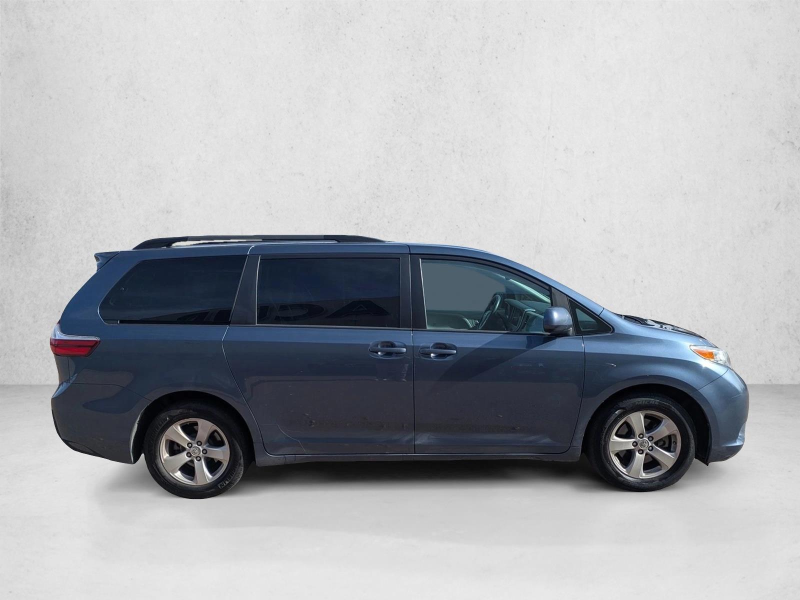 2017 Toyota Sienna LE photo 4