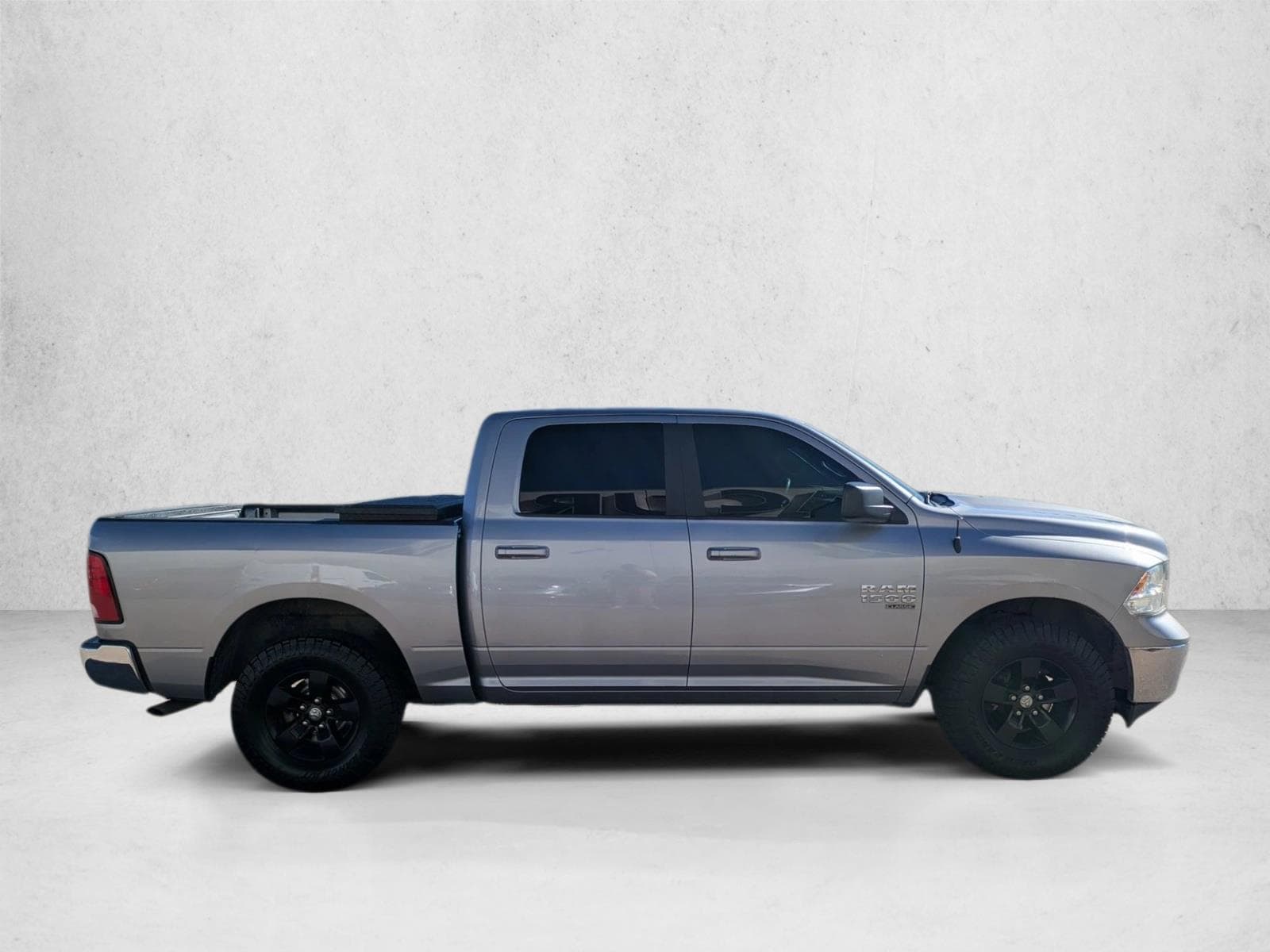 2021 Ram 1500 SLT photo 4