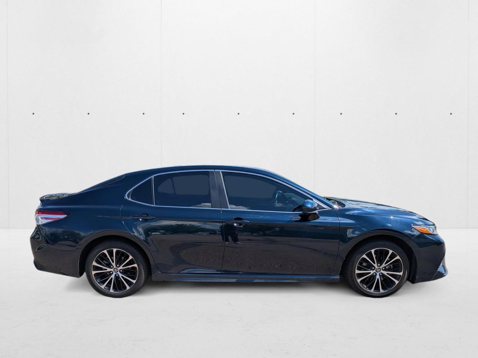 2020 Toyota Camry SE photo 4