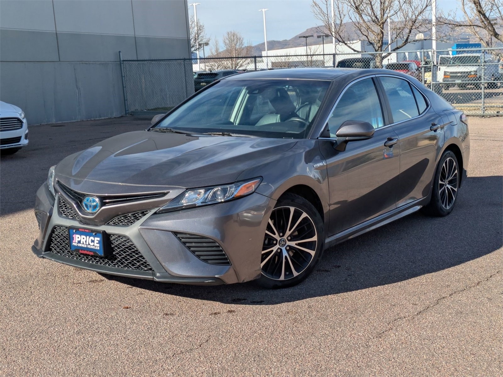 2019 Toyota Camry SE's photo