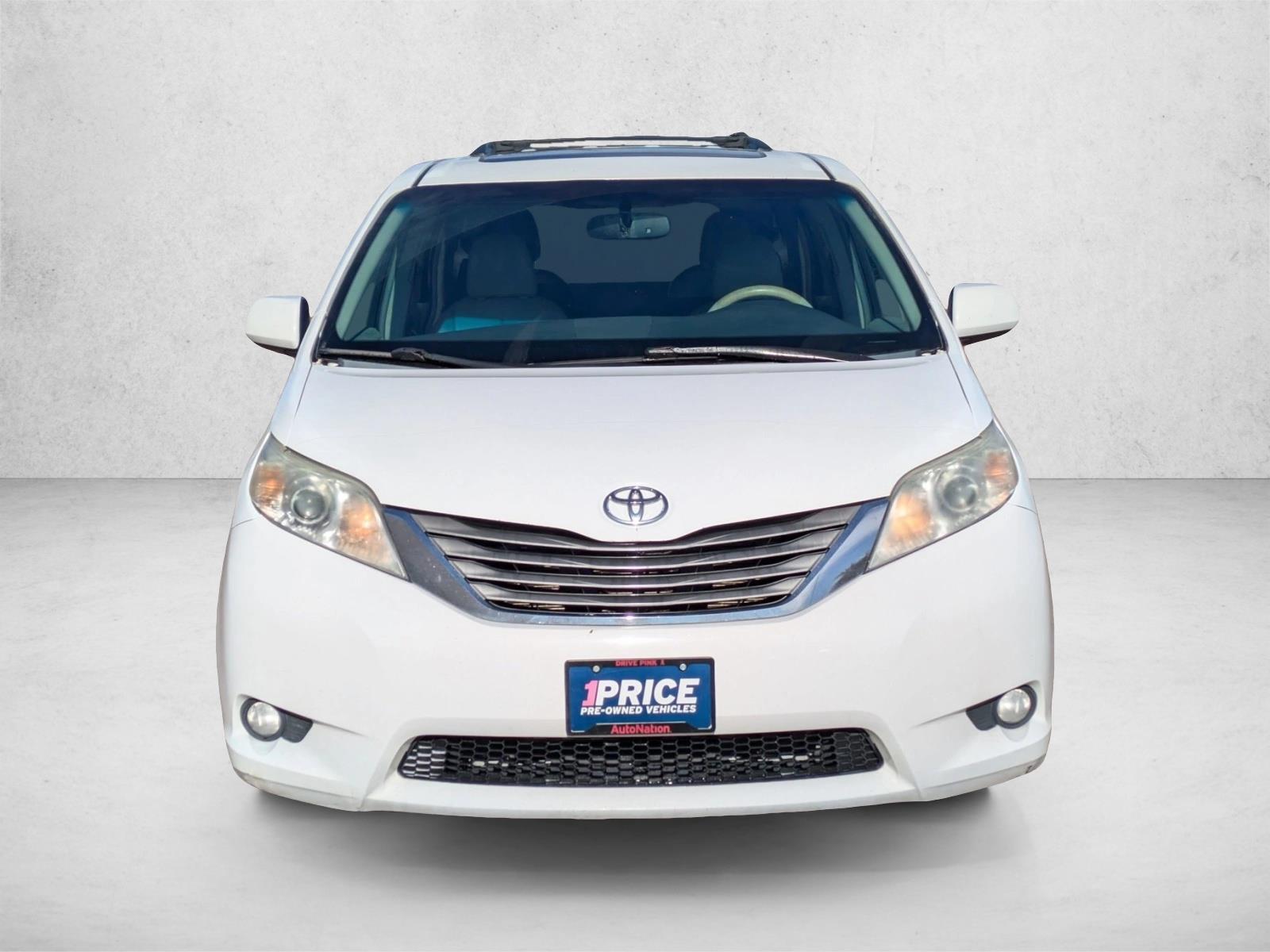 2013 Toyota Sienna XLE photo 2