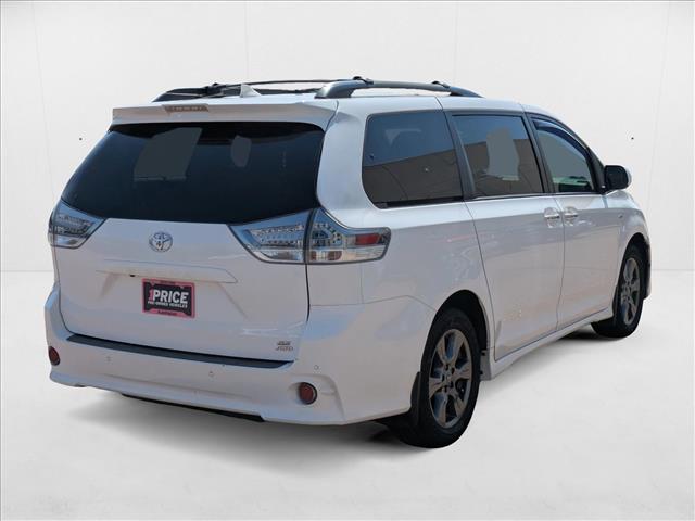 2019 Toyota Sienna SE photo 3