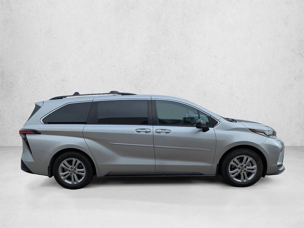 Used 2022 Toyota Sienna XSE Mini-van Passenger