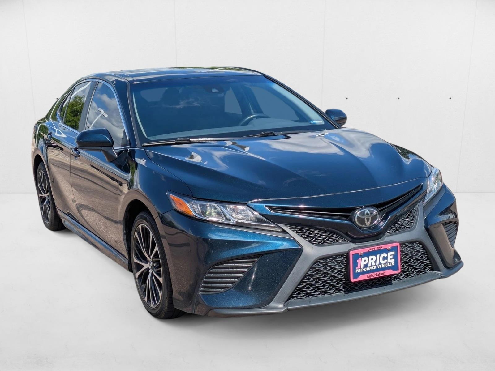 2020 Toyota Camry SE photo 3