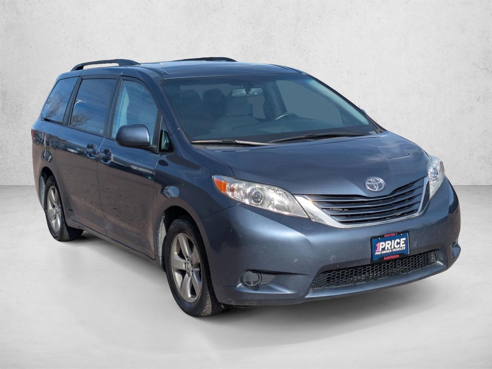 2017 Toyota Sienna LE photo 3